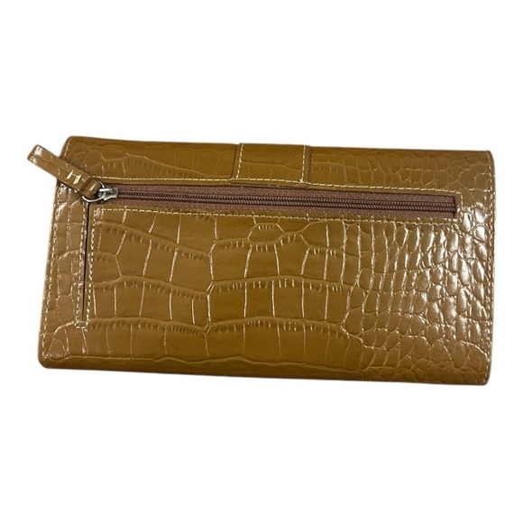Elegant Tan Croc-Embossed Clutch - Picture 2 of 3